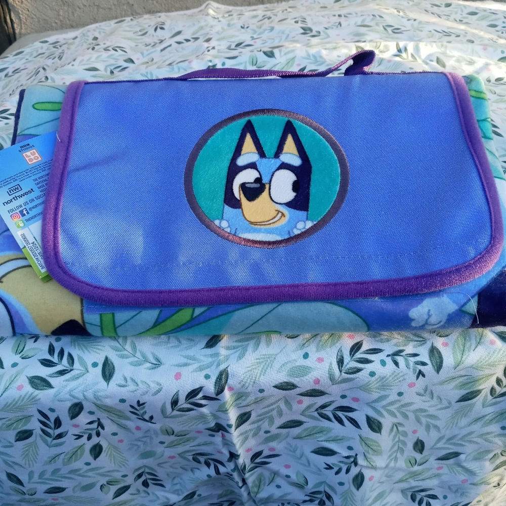 BLUEY OUTDOOR BLANKET BLUEY BUSH BLUEY 50in X 60in WASHABLE NEW